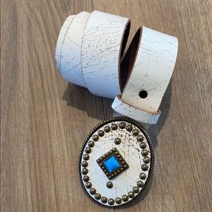 White crackle leather belt with buckle! Brand new!
